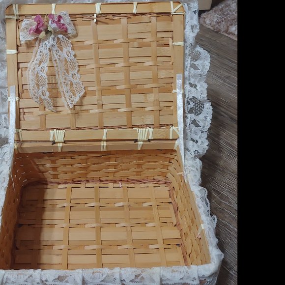 Sewing basket plus pin cushions. - Picture 3 of 16